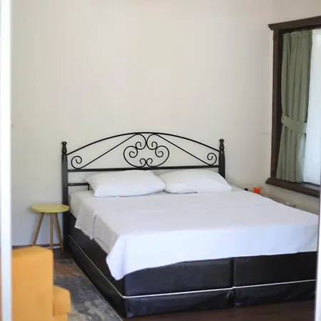 Detached With A Heated Pool And Garden Βίλα *