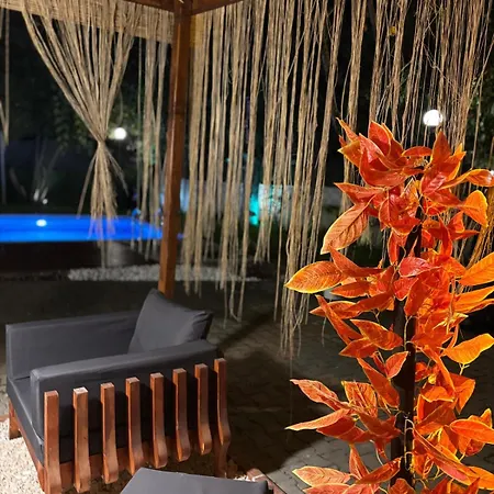 Βίλα Detached With A Heated Pool And Garden *