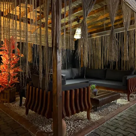 Βίλα Detached With A Heated Pool And Garden