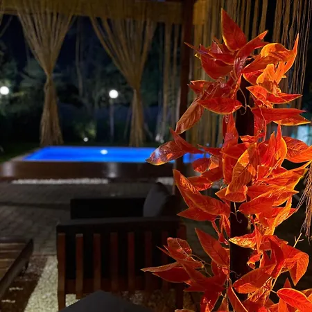 Βίλα Detached With A Heated Pool And Garden
