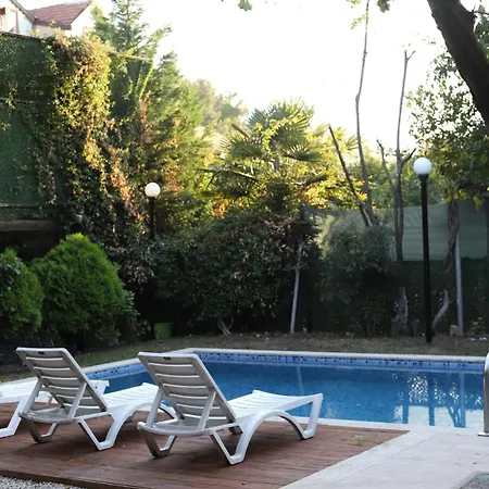 Detached With A Heated Pool And Garden Βίλα *