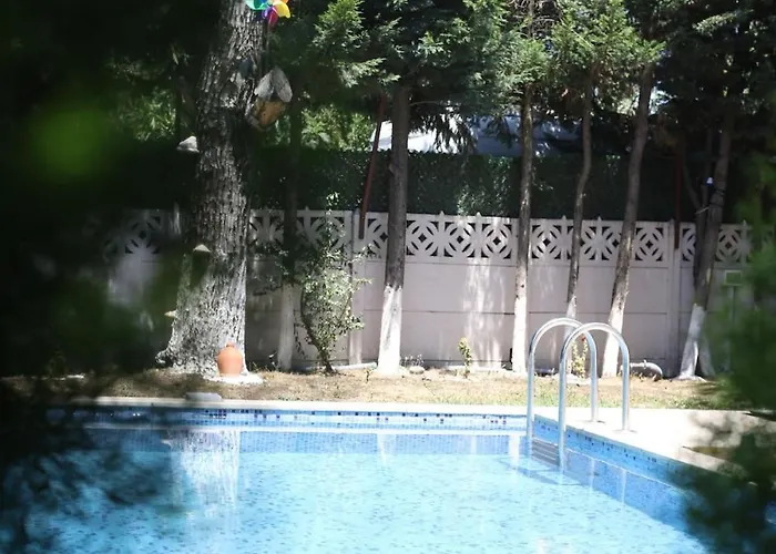 Detached With A Heated Pool And Garden 萨潘贾