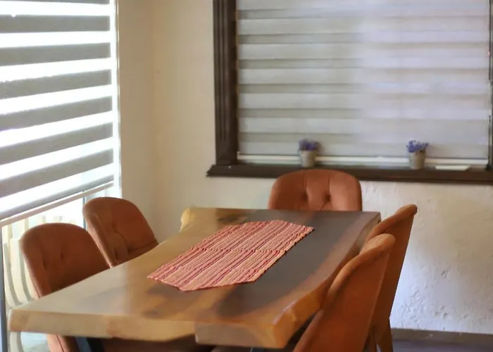 Detached With A Heated Pool And Garden 别墅